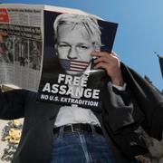 En Assange-anhängare i London i maj. Arkivbild.