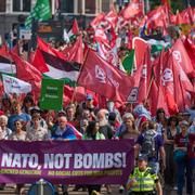 Människor bär banderoller och flaggor under en demonstration inför NATO:s toppmöte i Haag, Nederländerna, söndagen den 22 juni 2025.