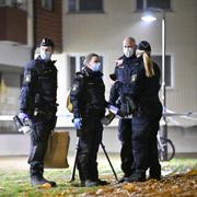 Polis och kriminaltekniker på plats på Kattarpstorget i Malmö. 