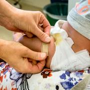 Ett barn får ett plåster efter att ha vaccinerat sig mot tuberkulos i Sverige. Arkivbild. 