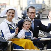 Kronprinsessan Victoria, prinsessan Estelle och prins Daniel åker öppen vagn till nationaldagsfirandet på Skansen i Stockholm förra året.