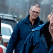 Polisens tekniker på väg till lägenheten i Bromölla