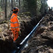 På sina håll görs insatser för att komma tillrätta med den hotande vattenbristen. I Karlskrona, till exempel, dras just nu en vattenledning från Jämjö-vattenverk till Fågelmara. I Fågelmara har grundvattennivån sjunkit 20-30 meter på bara några år och ligger nu 60 meter under markytan