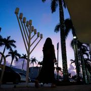 En kvinna utanför en synagoga i Miami, USA.