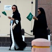 Arkivbild. Två saudiska kvinnor håller i flaggor på Saudiarabiens nationaldag, 23 september. 