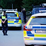 Polisens kriminaltekniker på plats vid en skola i Ronna i Södertälje efter att en person skjutits på måndagskvällen. En misstänkt greps i närheten av brottsplatsen.