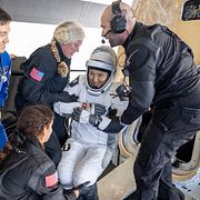 Sophie Adenot hjälps ut ur SpaceX rymdfarkost efter att ha landat i Stilla havet utanför Kaliforniens kust på torsdagen.