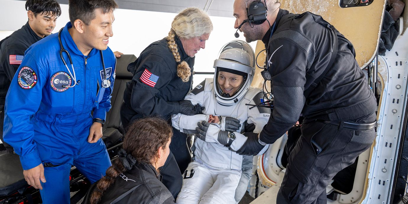 Sophie Adenot hjälps ut ur SpaceX rymdfarkost efter att ha landat i Stilla havet utanför Kaliforniens kust på torsdagen.