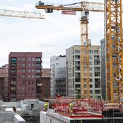 Byggkranar och byggnation av hus när nya stadsdelen Hagastaden i Stockholm växer fram.