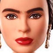 Barbiedockan till vänster är inte en rättvisande bild av Frida Kahlo, enligt efterlevande.