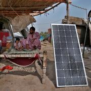 Pakistansk familj med solpanel efter översvämningarna 2023.