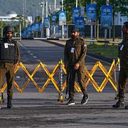 Det råder stor polisnärvaro i delar av Pakistan, där USA och Iran kan träffas inom kort.