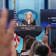 Karoline Leavitt talar till pressen i Vita huset den 4 november 2025. 