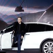 Teslas vd Elon Musk kliver ur bolagets Model X (arkivbild).