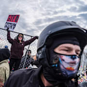Människor protesterar mot migrationspolisen ICE i Minneapolis på lördagen.