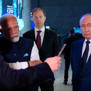 Rosatom-chefen Aleksej Likatjev tillsammans med Indiens premiärminister Narendra Modi och den ryske presidenten Vladimir Putin i juli i år. 