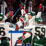 Frölunda jublar efter 4–3-målet.