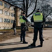 Polis på mordplatsen.