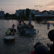 Ukrainska medborgare evakueras efter dammkollapsen. 