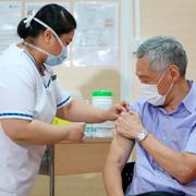 Singapores premiärminister Lee Hsien Loong vaccineras. 