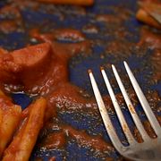 Pastarester på en tallrik, illustrationsbild.