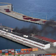 Rök efter explosion i hamn i Venezuela.