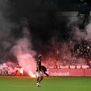 Bengaler kastas in på plan under söndagens fotbollsmatch i allsvenskan mellan Djurgårdens IF och AIK på Tele2 Arena i Stockholm.