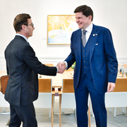 Ulf Kristersson (M) ska träffa talman Andreas Norlén, medan Magdalena Andersson (S) ska avgå. Nere i högra hörnet syns Rosenbad och riksdagen i centrala Stockholm.