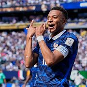 Nya målgesten efter att Kylian Mbappé gjort sitt första mål i årets turnering.