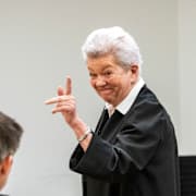 Försvararna Ellen Holager Andenæs och Petar Sekulic i samtal med åklagare Sturla Henriksbø.