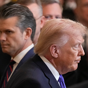 USA:s president Donald Trump och försvarsminister Pete Hegseth. Bild på Mojtaba Khamenei.