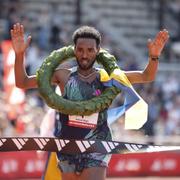 Ashenafi Moges, Etiopien, går i mål som segraren i Stockholm Marathon 2023.
