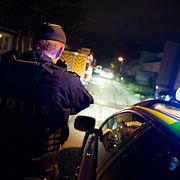 Räddningstjänst och polis på plats vid en brand i ett radhus i Lund.