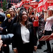 Vänsterpartiets partiledare Nooshi Dadgostar anländer till partiets valvaka på söndagen.
