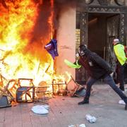 En affär på Champs-Elysees brinner på lördagen.