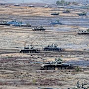 Bild från en rysk-belarusisk militärövning i Belarus i februari i år, några dagar före invasionen av Ukraina. Alexander Zemlianichenko Jr / AP