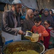 Palestinskt barn får mat utdelat.