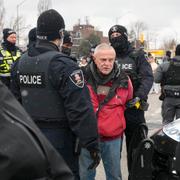 Kanadensisk polis griper demonstrant.