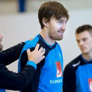 Svenska handbollslandslagets läkare Daniel Jerrhag klappar om Jonas Källman under tisdagens träning.