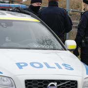 Polisen arbetar på brottsplatsen.