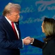 Trump och Harris vid nattens debatt.