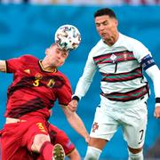 Belgiens Thomas Vermaelen och Portugals Cristiano Ronaldo. 