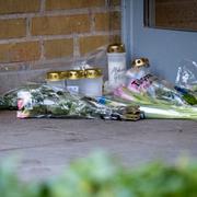 Blommor och ljus vid trapphuset.