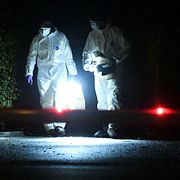 Polisens tekniker i arbete under natten till fredagen efter att flera personer har hittats skottskadade i centrala Trelleborg