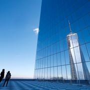 Arkivbild: Reflektion av One World Trade Center från en terrass på byggnaden 4 World Trade Center.