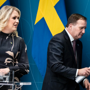 Lena Hallengren och Stefan Löfven, arkivbild/Människor umgås utomhus i Stockholm.