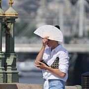 En fotgängare i London under värmeböljan.