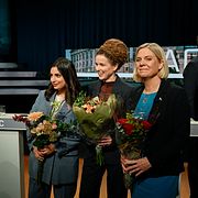 Nooshi Dadgostar (V), Amanda Lind (MP) och Magdalena Andersson (S) efter partiledardebatten i Agenda. Arkivbild