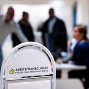 Arbetssökande vid receptionen på Arbetsförmedlingen i Malmö.