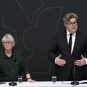 Justitieminister Gunnar Strömmer (M) tar emot betänkandet från utredningen ”En förbättrad process för säkerhetsprövningar”. I samband med överlämningen hålls en pressträff tillsammans med den särskilda utredaren Cathrine Lilja Hansson. 20241210.